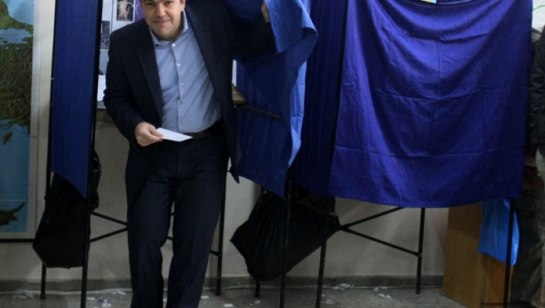Ο Σαμαράς ξέχασε την ταυτότητα του καθώς ψήφιζε και ο Τσίπρας τα ψηφοδέλτια