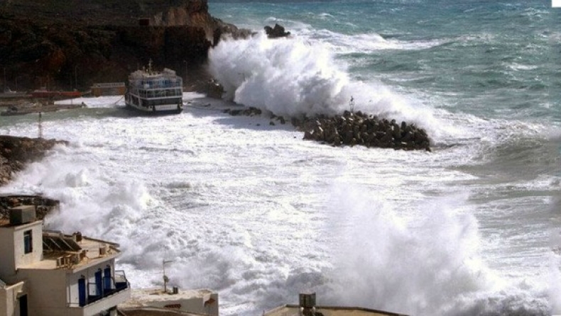 Στην εντατική 38χρονος που παρασύρθηκε από κύματα στη Μυτιλήνη