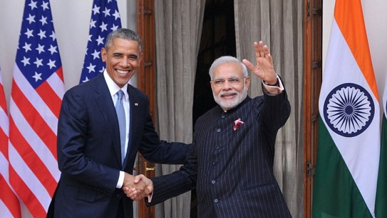 Το πιο κιτς κοστούμι αρχηγού κράτους - Ο πρωθυπουργός της Ινδίας φόρεσε ένα με το όνομά του σε ρίγες