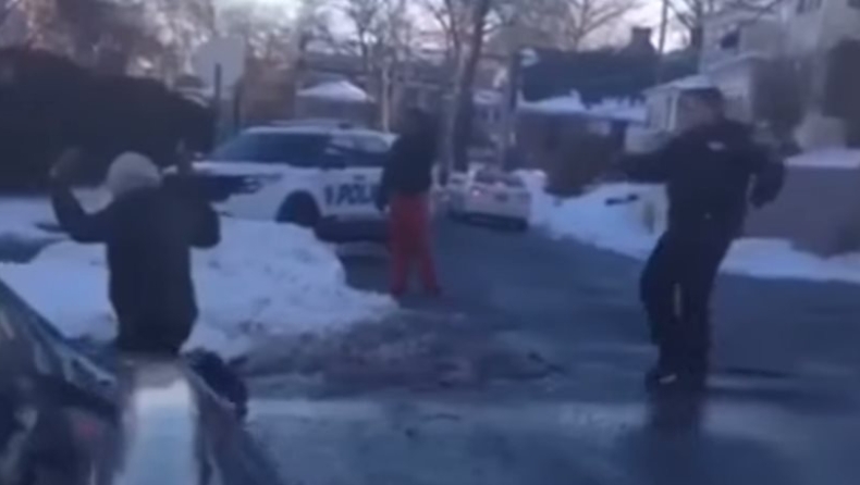Σοκ στη Νέα Υόρκη: Αστυνομικός σημαδεύει με όπλο εφήβους επειδή... έπαιζαν χιονοπόλεμο!