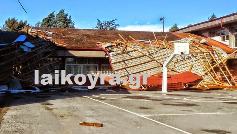 Κατέρρευσε στέγη σχολείου στην Ημαθία (vid & pics)