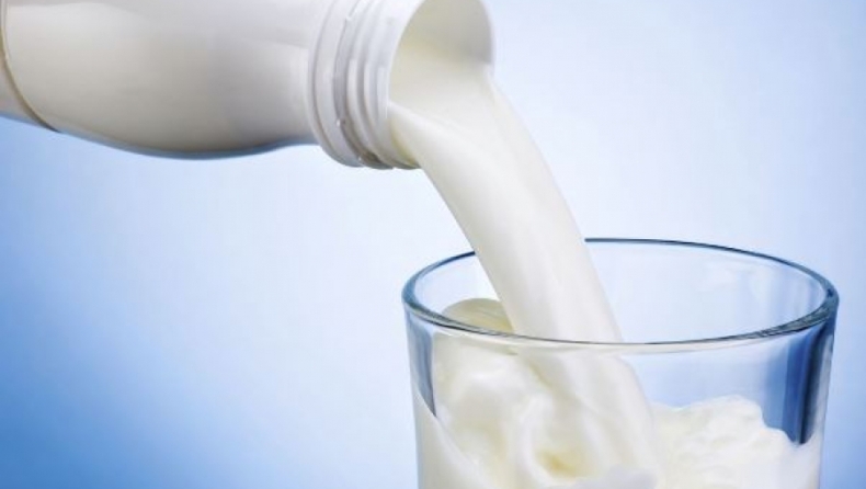 Μειώθηκε η μέση τιμή του φρέσκου γάλακτος