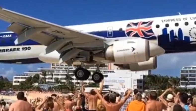 Δείτε αεροπλάνο να προσγειώνεται «πάνω από τα κεφάλια των τουριστών»! (pics&vid)