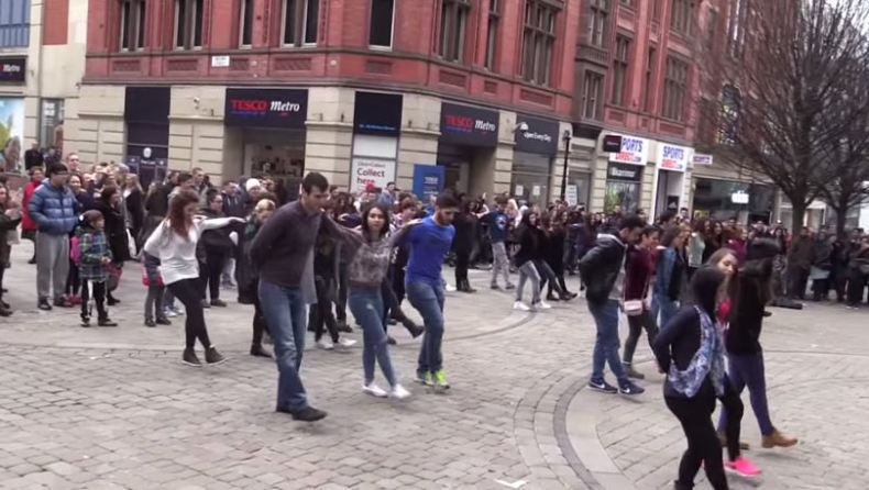 Ελληνικό flash mob στο Μάντσεστερ (vid)