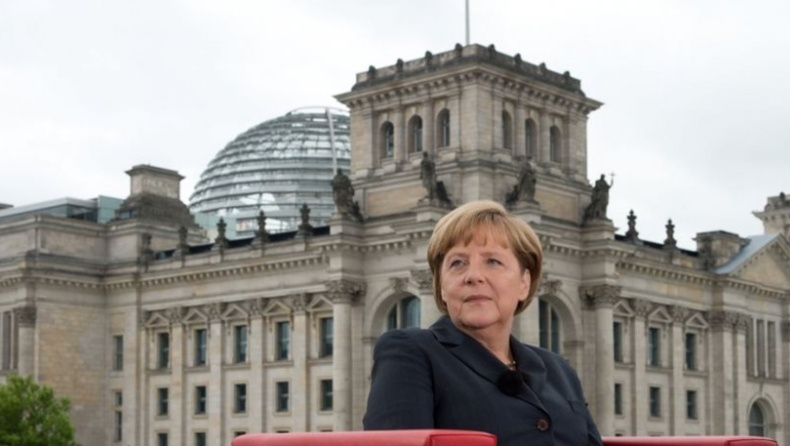 Spiegel προς Μέρκελ: Σταμάτα την παράλογη πολιτική στην Ελλάδα, ενοποίησε την Ευρώπη