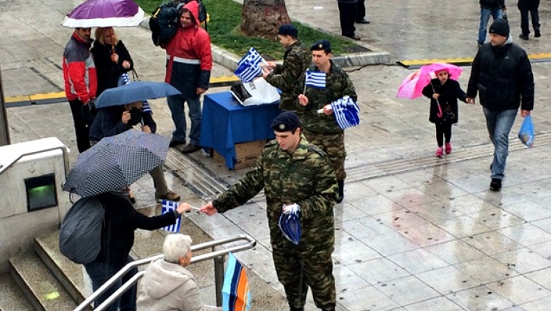 Στρατιώτες μοιράζουν πλαστικά σημαιάκια στο Σύνταγμα (pics)