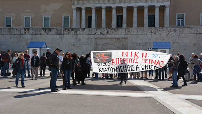 Στον Άγνωστο Στρατιώτη οι συγγενείς των κρατουμένων απεργών πείνας (pics)