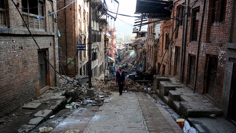 Συγκλονιστικές εικόνες από το Νεπάλ: Καίνε τους νεκρούς στις πλατείες (pics)