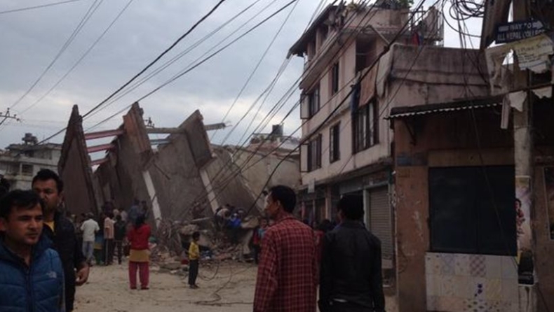 Άνοιξε η γη στο Νεπάλ από τον σεισμό-μαμούθ των 7.9 Ρίχτερ (pics)