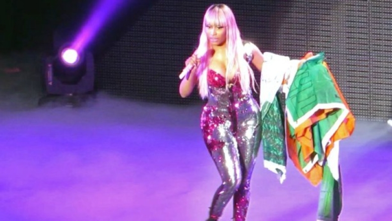 Nicki Minaj: Έδειξε τα οπίσθια της onstage!