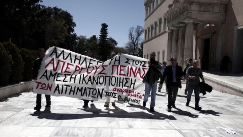 Ελεύθεροι αφέθηκαν οι προσαχθέντες αναρχικοί που «μπούκαραν» τη Βουλή