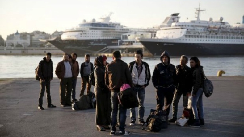 Νέο πλοίο με μετανάστες έφτασε στον Πειραιά