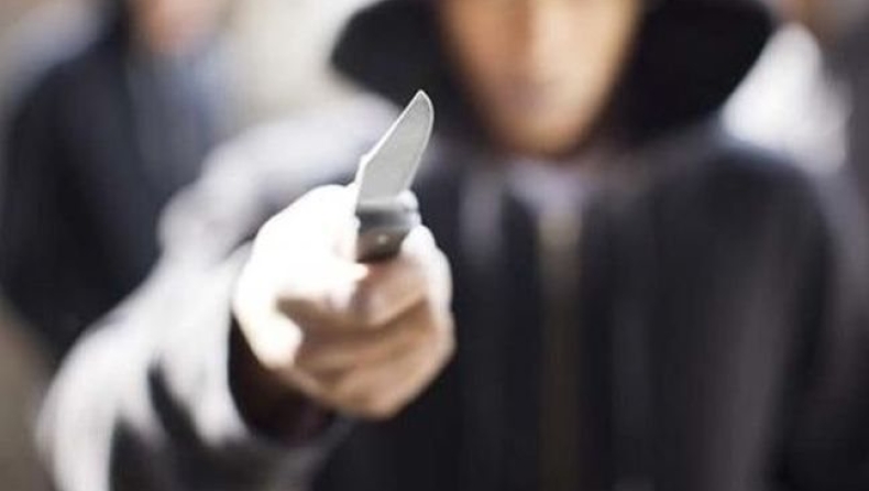 Μαχαίρωσαν νεαρό άντρα στην πλατεία Βικτωρίας