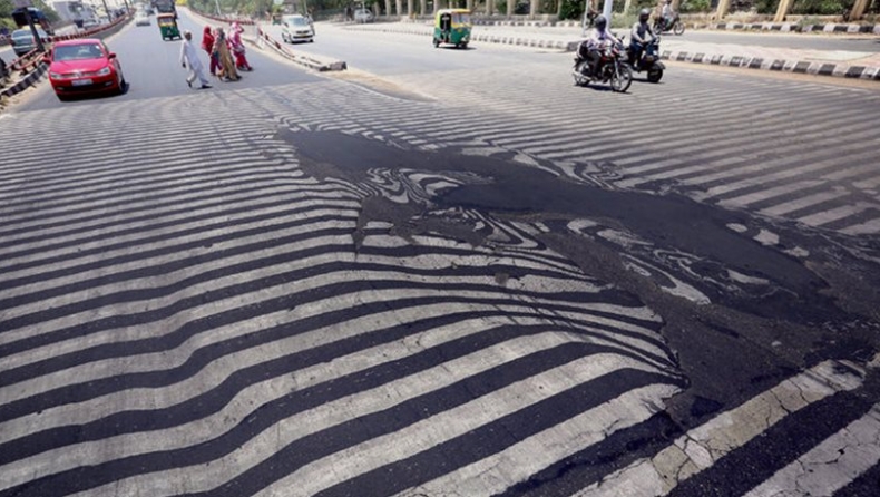 Λιώνει η άσφαλτος στην Ινδία από τη ζέστη (pics)
