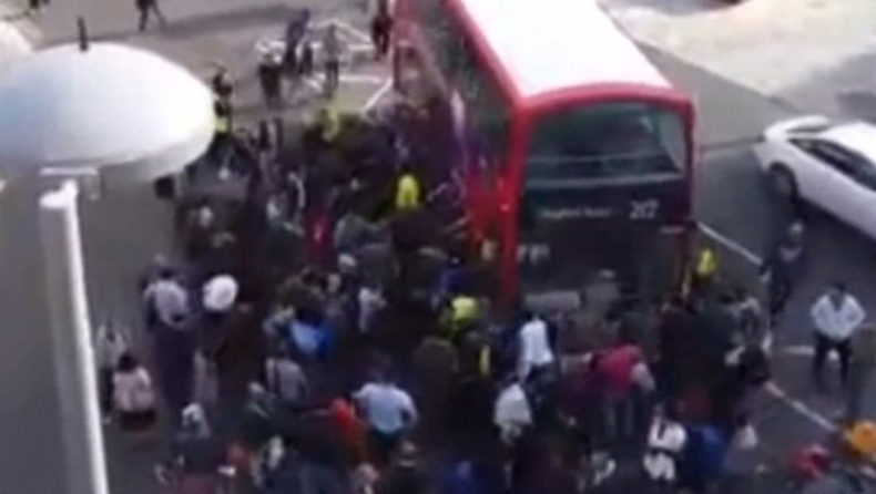 Πλήθος σηκώνει διώροφο λεωφορείο για να απεγκλωβίσει τραυματία (vid)