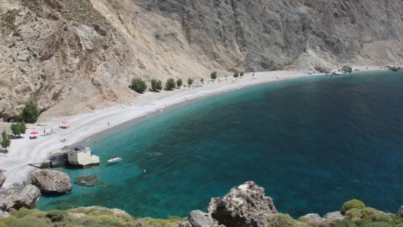 37χρονη τουρίστρια καταπλακώθηκε από βράχους σε παραλία στα Σφακιά