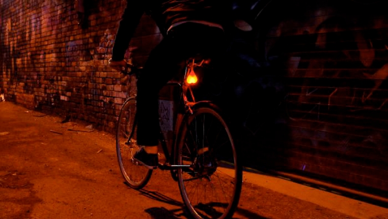 Φωτάκι σε σχήμα όρχεων τοποθετείται στα ποδήλατα για… ασφαλή οδήγηση! (pics)