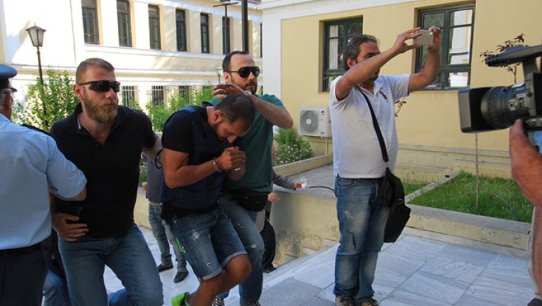 Προσπάθησαν να λιντσάρουν τον Ρομά στα Δικαστήρια (vids&pics)