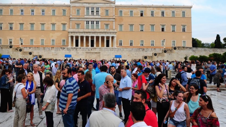 Στο Σύνταγμα το πρώτο δημοψήφισμα για το «ναι» (pics & vid)