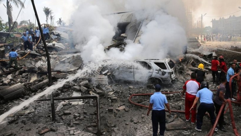 Ινδονησία: Πάνω από 100 οι νεκροί από τη συντριβή του Hercules C-130