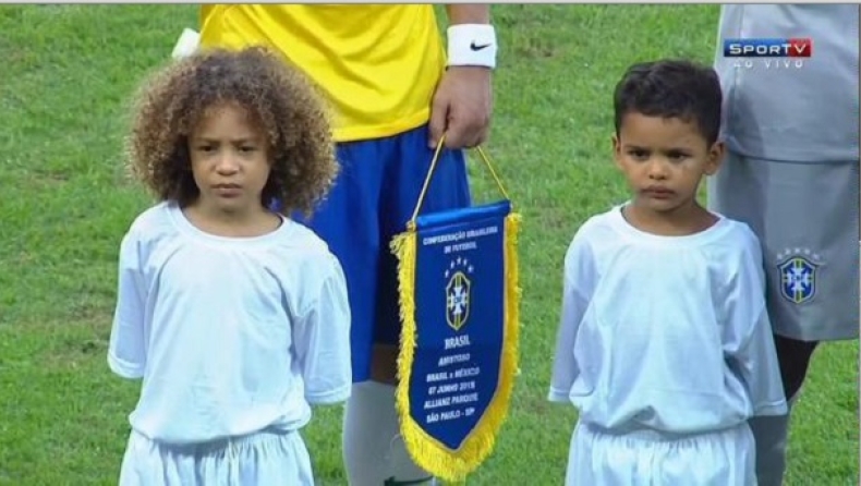 Οι μικροί σωσίες των Νταβίντ Λουίζ και Τιάγκο Σίλβα, μασκότ στη Βραζιλία! (pics+vids)