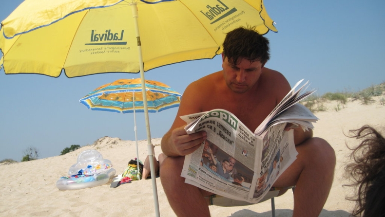 Παραλία με εφημερίδα ή smartphone;