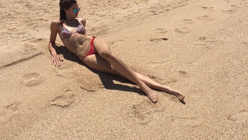 «Καυτή» Νέσοβιτς σε παραλία γυμνιστών! (pic)