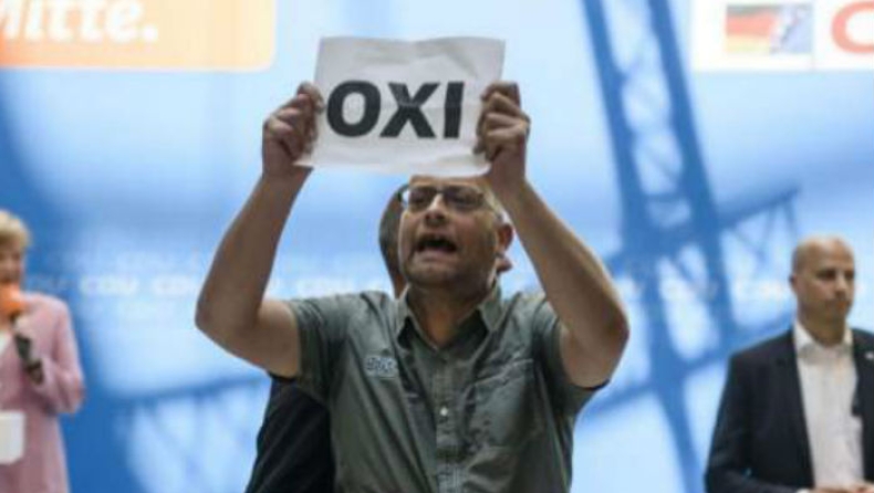 Ακτιβιστής διακόπτει ομιλία της Μέρκελ με «Όχι» (pics)