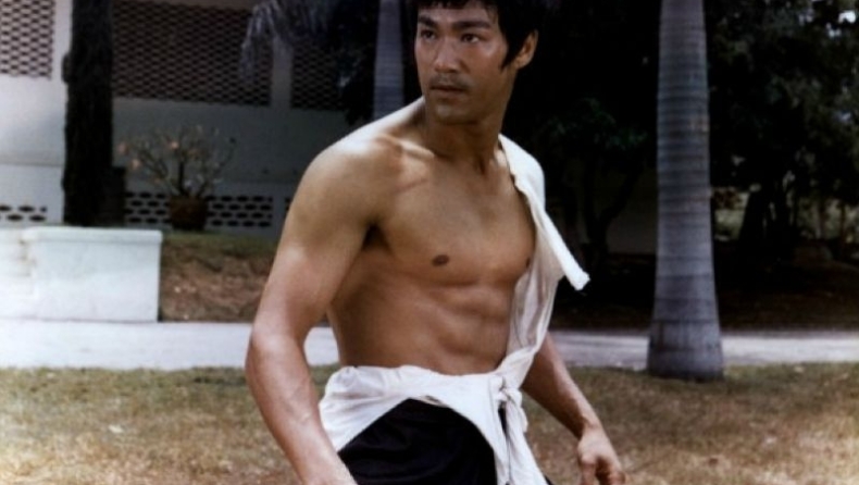 Bruce Lee: Με κουστούμι περνάει από δοκιμαστικό ταινίας σε ηλικία 24 ετών! (vid)