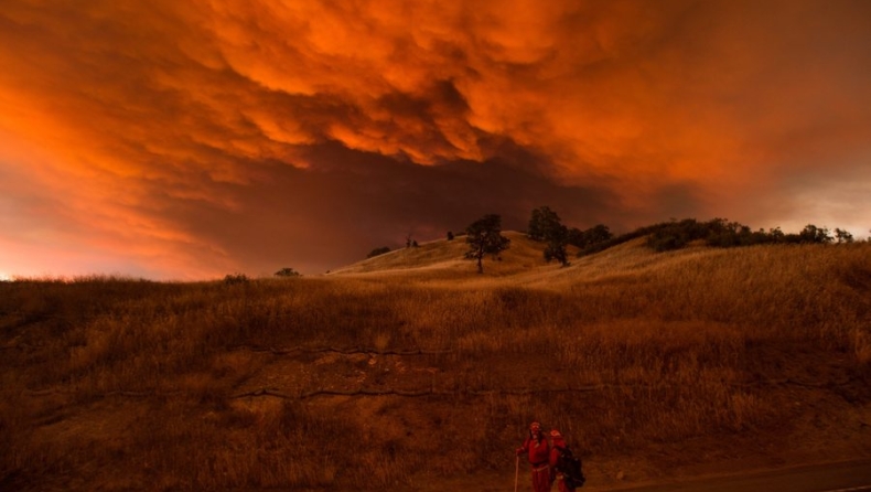 Πύρινη κόλαση η Καλιφόρνια, με 10.000 πυροσβέστες να μάχονται