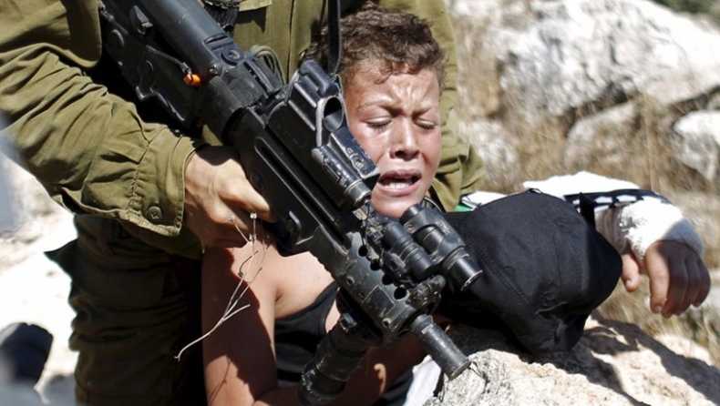 Παλαιστίνιες γλιτώνουν 12χρονο από τα χέρια Ισραηλινού στρατιώτη (vid&pics)