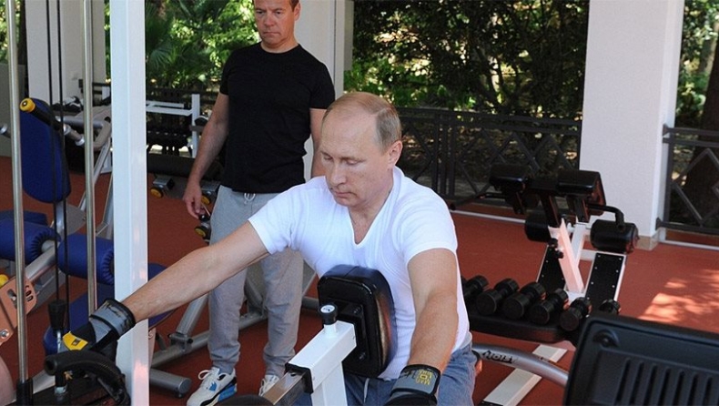 Αυτό σίγουρα δεν το έχετε ξαναδεί: Ο Πούτιν γυμνάζεται και ο Μεντβέντεφ τον θαυμάζει! (vid&pics)
