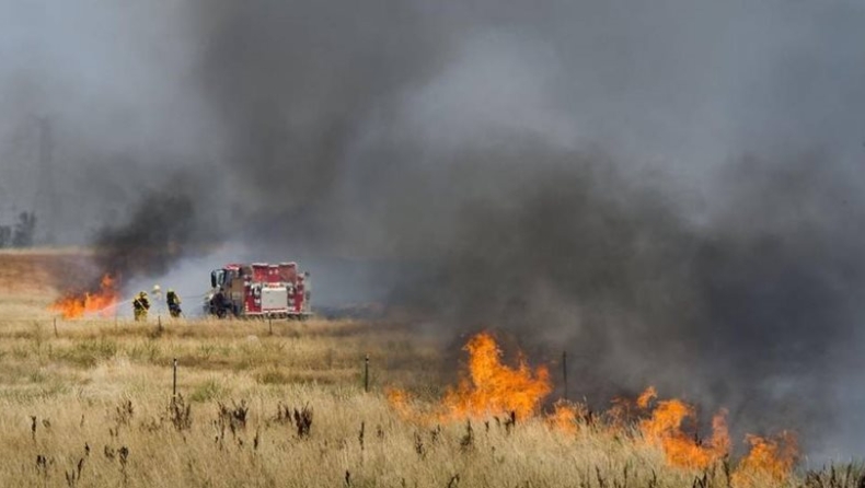 Στο έλεος πυρκαγιών η Καλιφόρνια - Νεκρός ένας πυροσβέστης