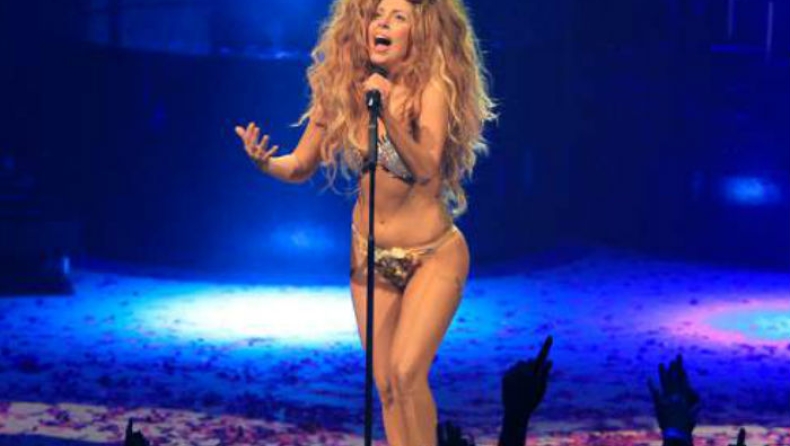 Το βαθύ σκίσιμο της φούστας αποκάλυψε την Lady Gaga (pics)