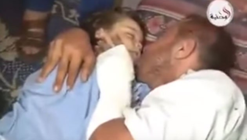 Γάζα: Συγκλονίζει ο πατέρας με τη νεκρή κόρη στην αγκαλιά (vid)