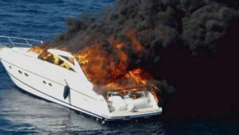 Fire on board yacht near Lefkada; two rescued from the water