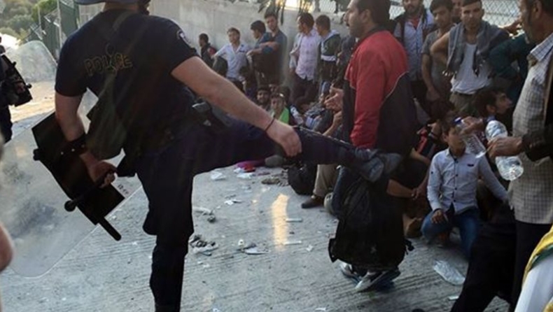 ΣΥΡΙΖΑ: «Ντροπή για τη δημοκρατία» η εικόνα του αστυνομικού που κλωτσά πρόσφυγες