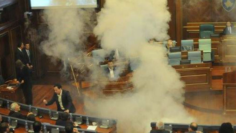 Βουλευτής του Κοσόβου έριξε δακρυγόνο στην αίθουσα της Βουλής! (vid-pics)