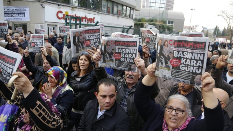 Τουρκία: Στον δρόμο διαδηλωτές κατά της σύλληψης των δημοσιογράφων (pics)