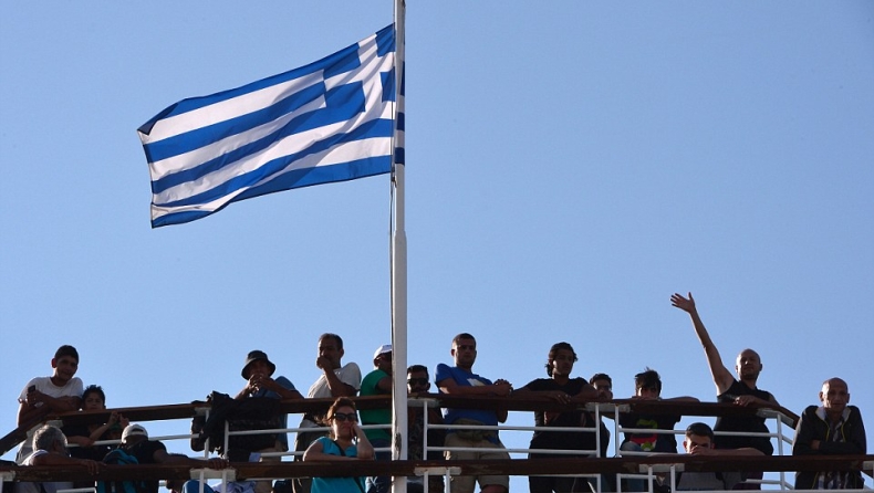 More than 2,000 refugees arrive at Piraeus port