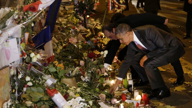 Ο Ομπάμα στο Μπατακλάν, άφησε ένα λουλούδι στη μνήμη των θυμάτων