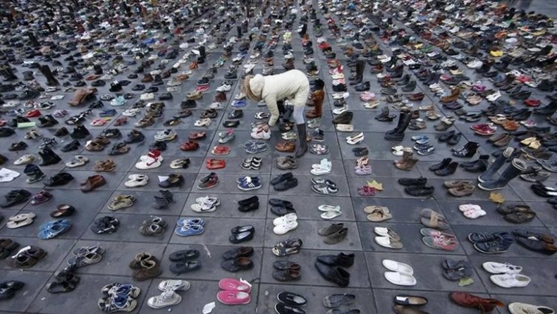 Γέμισε παπούτσια η Place de la Republique για το κλίμα (pics)