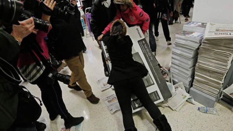 Black Friday με μαλλιοτραβήγματα και ποδοπατήματα (pics+vid)