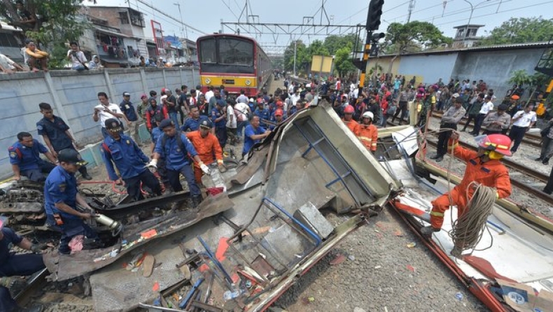 Τουλάχιστον 18 νεκροί από σύγκρουση λεωφορείου με τρένο στη Τζακάρτα