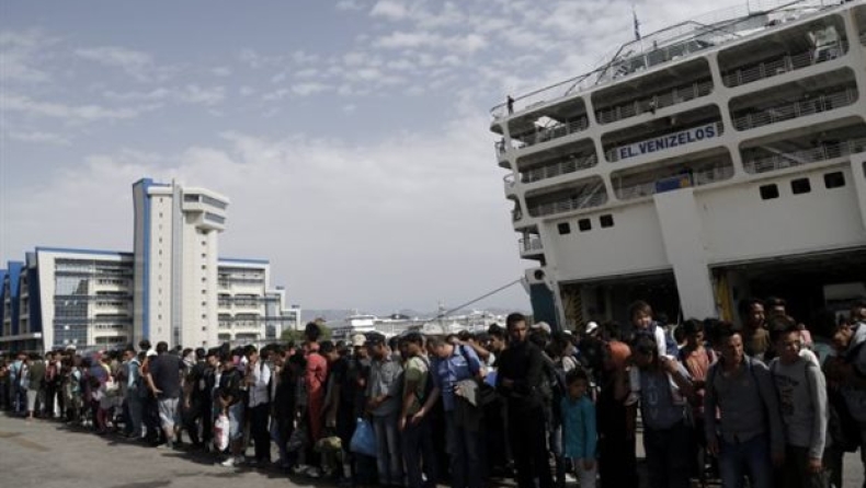 1,550 refugees arrive at Piraeus port on Monday