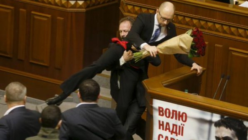Βουλευτής στην Ουκρανία αρπάζει απ’ τον καβάλο τον πρωθυπουργό (pics & vid)
