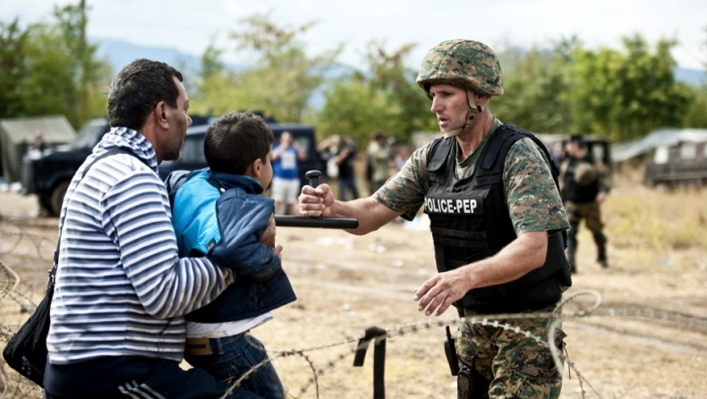 Turmoil in Idomeni; 10 migrants detained while police's sweep operation continues