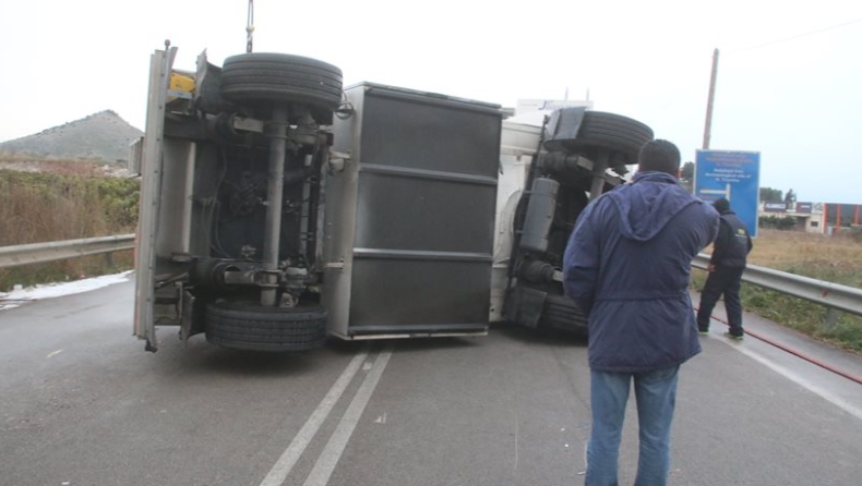 Bυτιοφόρο γεμάτο καύσιμα ανατράπηκε στην εθνική οδό (pics)