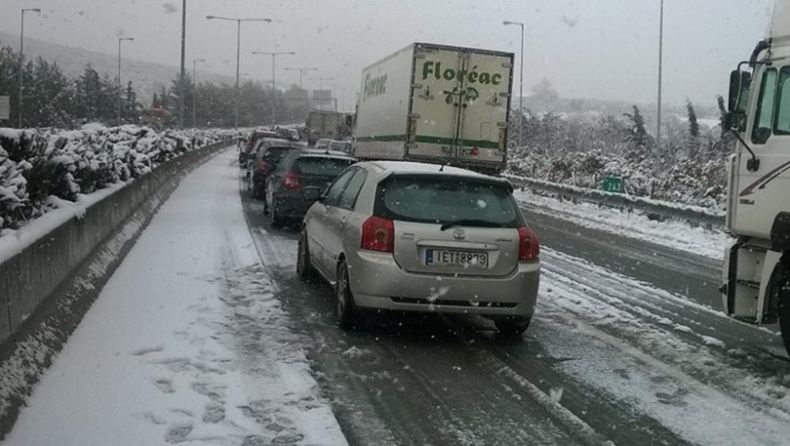 Βήμα σημειωτόν για εκατοντάδες οχήματα στην εθνική λόγω του χιονιά (pics)