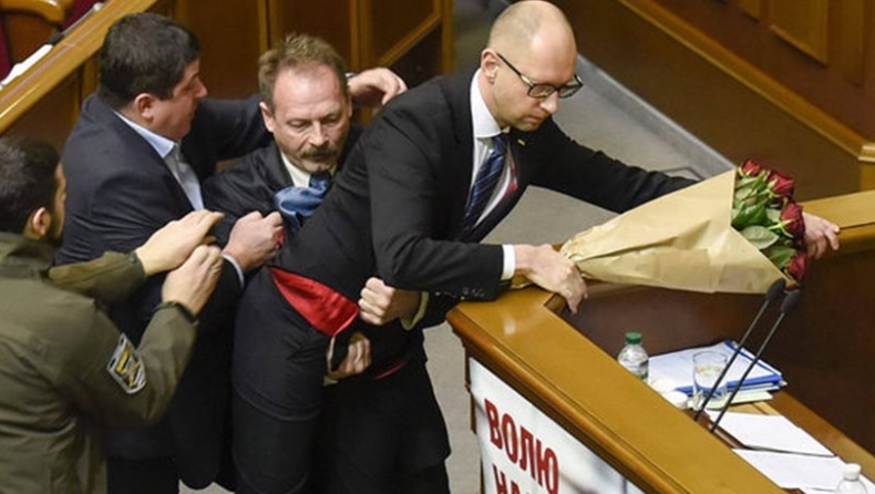 Ουκρανία: Βουλευτής κατεβάζει... σηκωτό από το βήμα τον πρωθυπουργό! (vid)